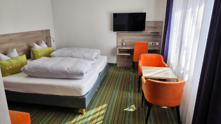 Helles Doppelzimmer im Gästehaus König in Weinstadt-Endersbach